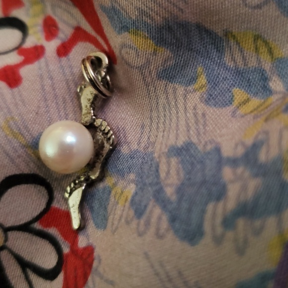 Pearl footsteps charm - Picture 2 of 2